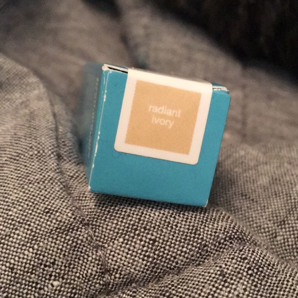 Bliss Radiant Ivory feeling bright concealer NIB - Picture 5 of 5